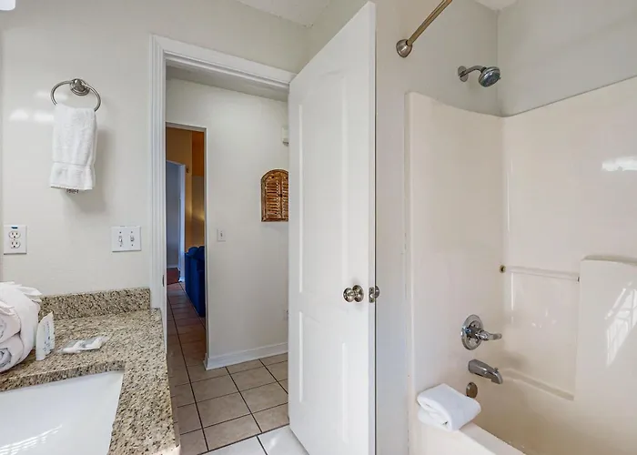 Single-level With Fenced Yard Private Pool & Washer&dryer Holiday home