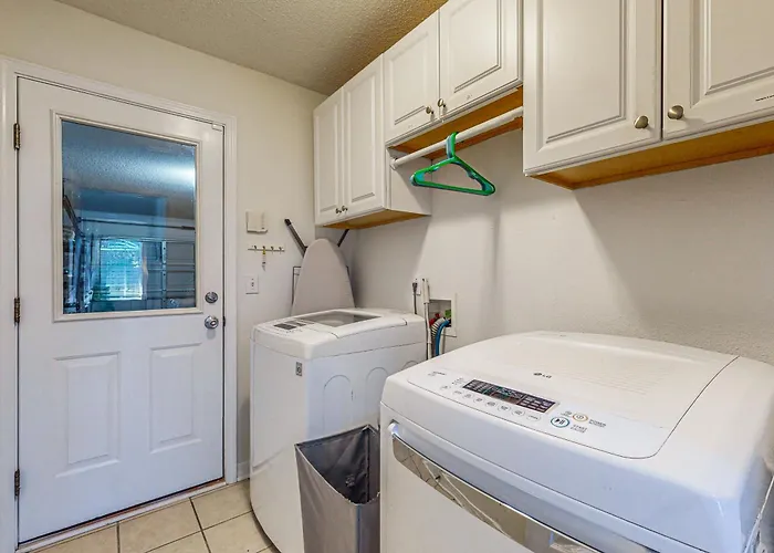 Single-level With Fenced Yard Private Pool & Washer&dryer